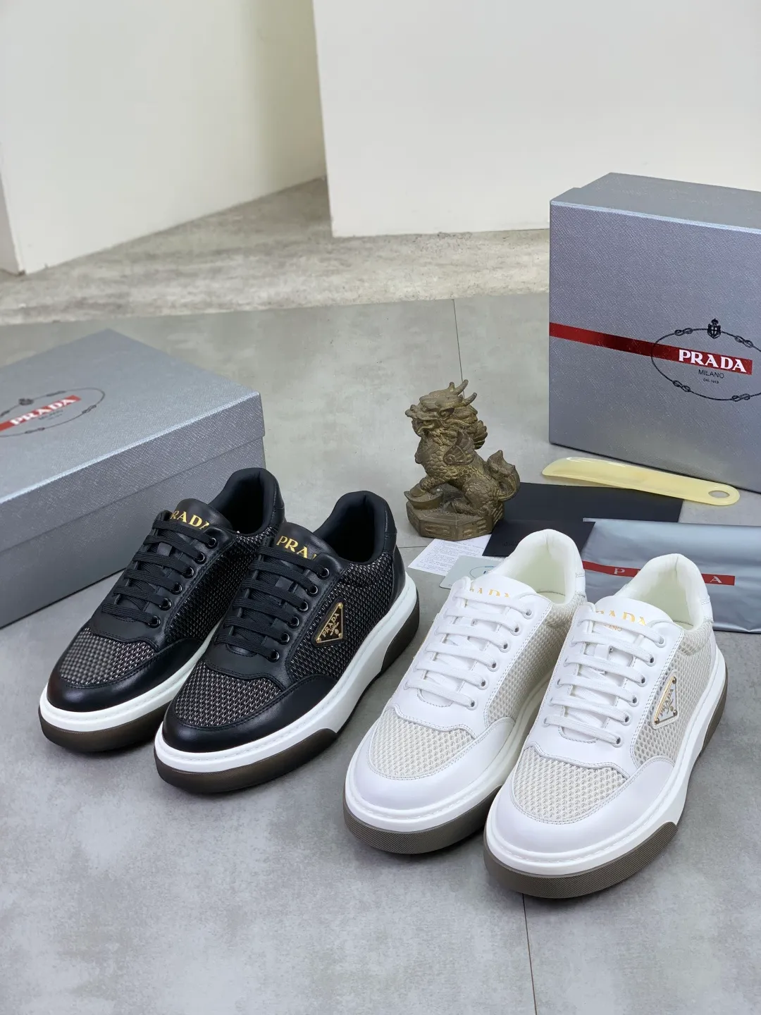 Men's Men's Shoes 💰P560 💰【New Style】 The latest model of high-quality PRADA classic men's shoes has been launched on the official website at a 1:1 replica, synchronized in Hong Kong and on the same catwalk; all made of calfskin➕imported cowhide lining, 🍡🍡original rubber outsole, non-slip and wear-resistant; comfortable on the feet, attractive style, fine workmanship, and simple and neat shoe lasts, highlighting a man's courage and toughness, 👍size 38 to 44 (45 can be customized) black White color🉑️choose